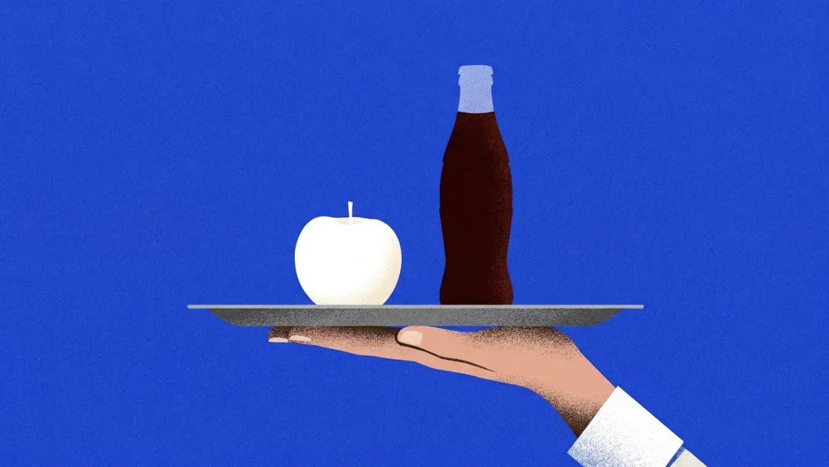 Illustration: a waiter’s hand holding a tray with a white apple and a cola bottle on a blue background.
